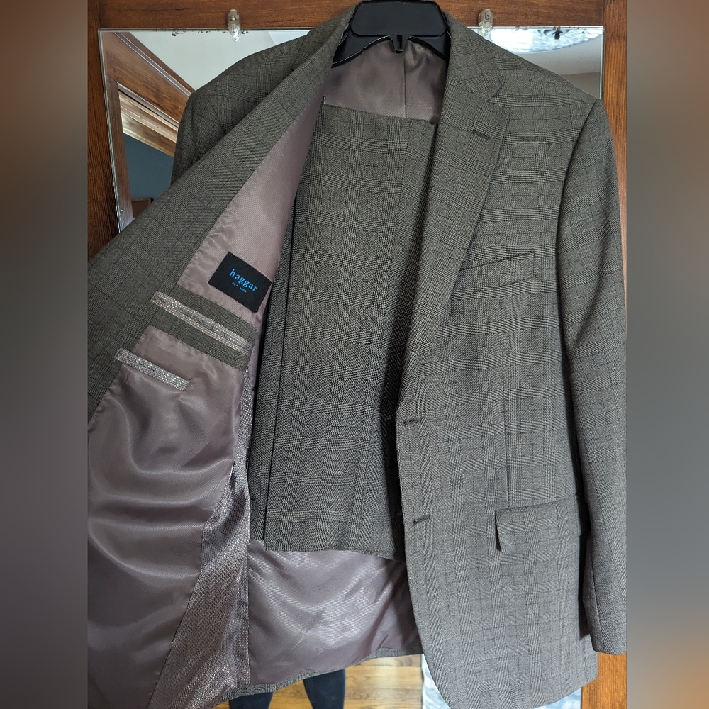 Men's Haggar Suit (jacket & pants)